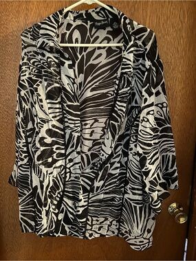 Black and White Abstract Print Button-Up Top